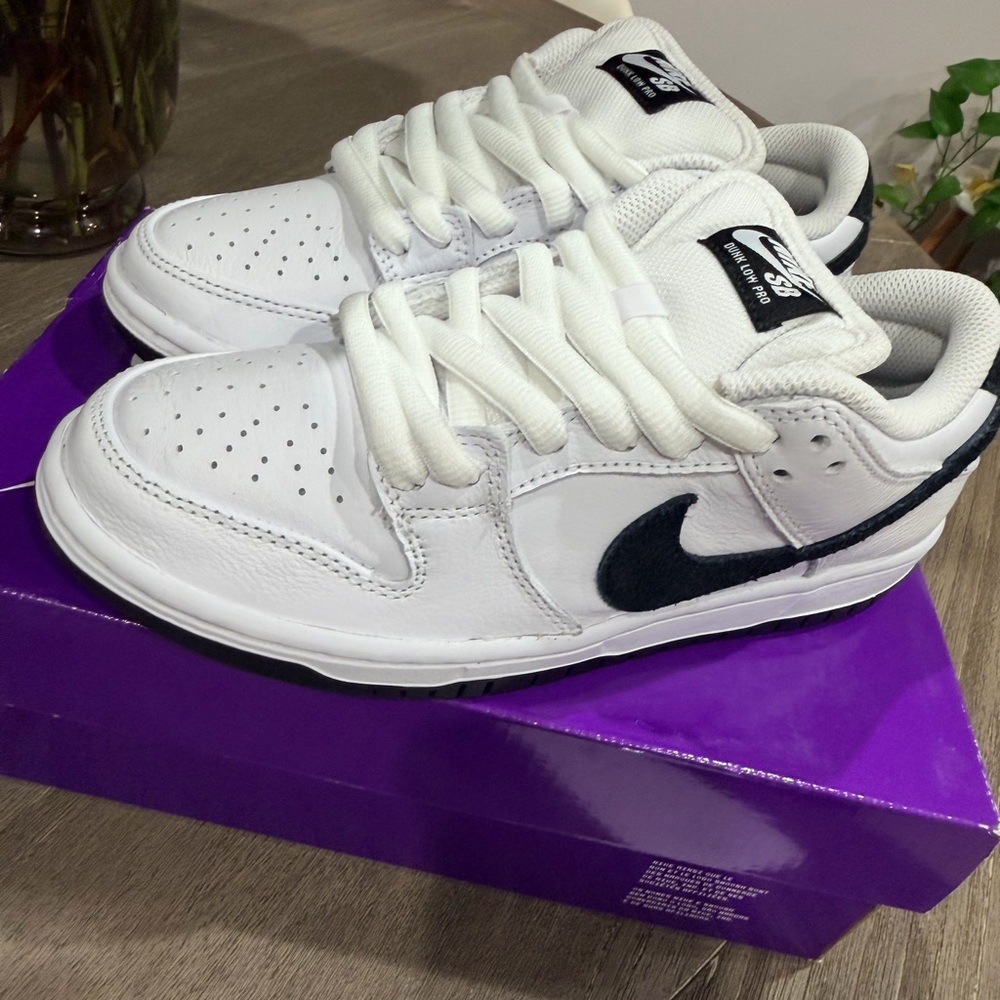 Nike SB MENS White and Black Sneakers 5.5